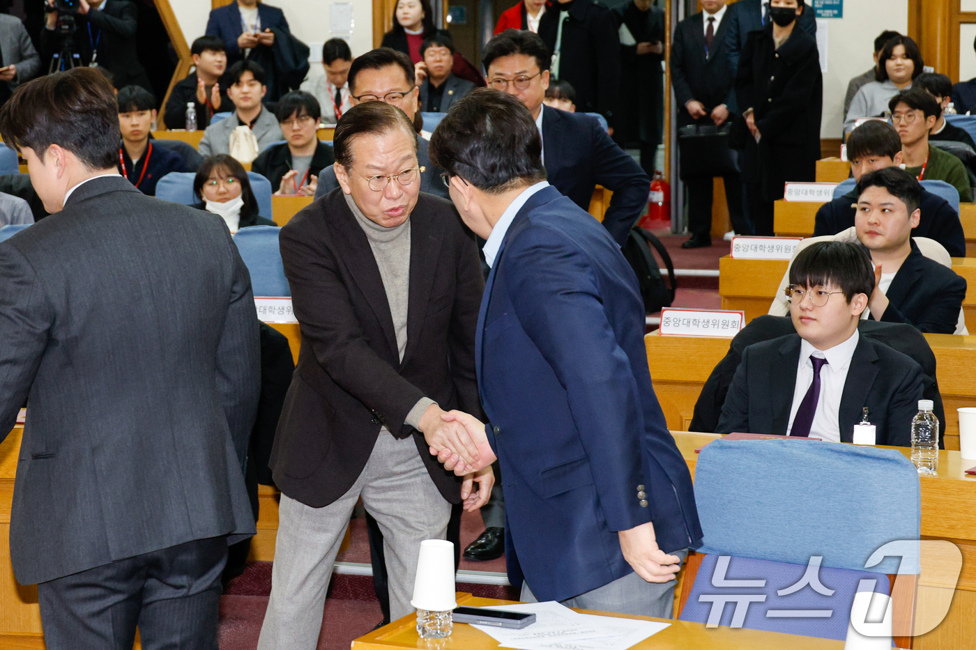 (서울=뉴스1) 안은나 기자 = 권영세 국민의힘 비상대책위원장과 권성동 원내대표가 8일 오후 서울 여의도 국회의원회관에서 열린 중앙청년위원회·중앙대학생위원회 합동 발대식에 참석해 …