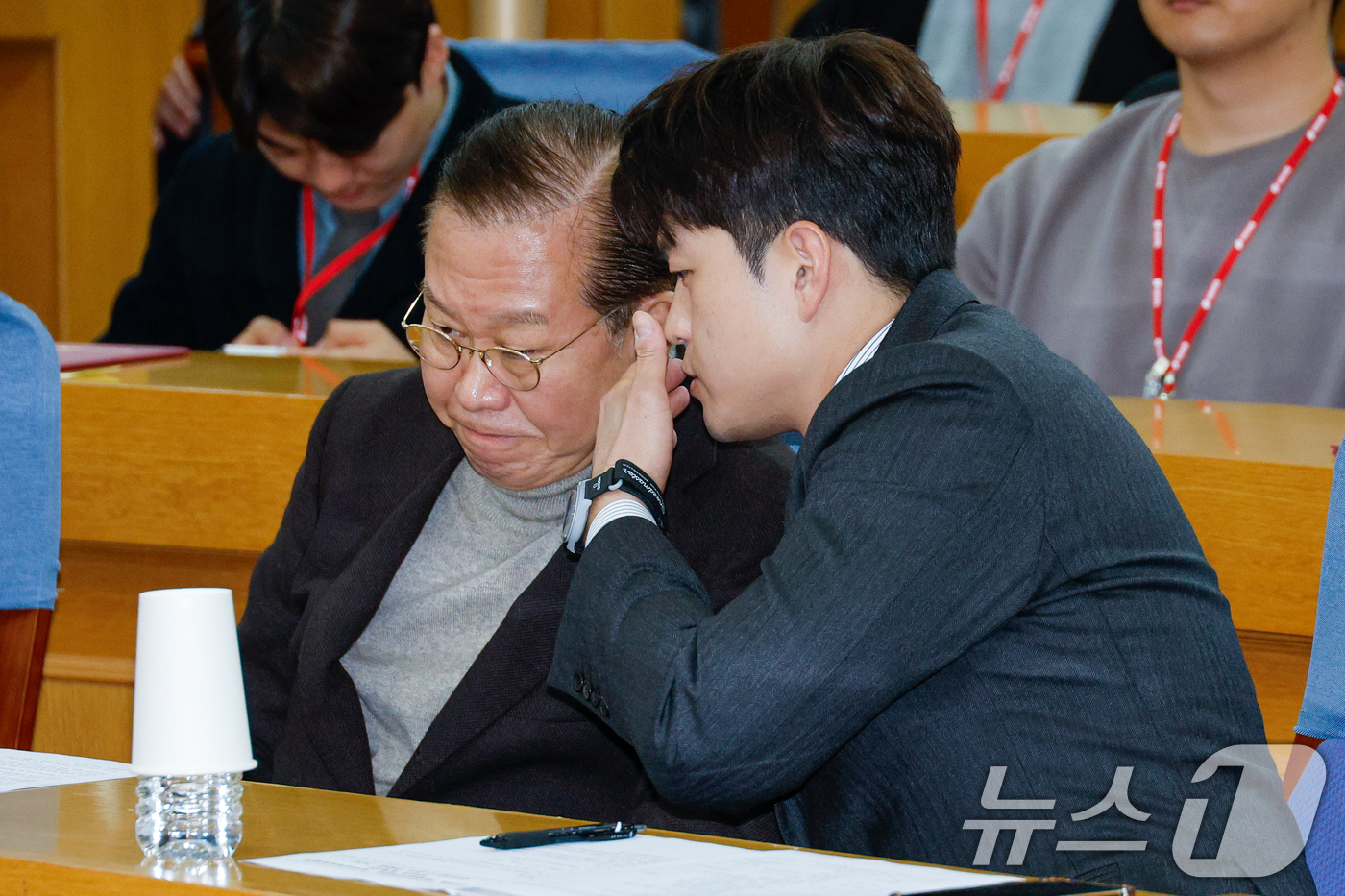 (서울=뉴스1) 안은나 기자 = 권영세 국민의힘 비상대책위원장과 김용태 중앙청년위원장이 8일 오후 서울 여의도 국회의원회관에서 열린 중앙청년위원회·중앙대학생위원회 합동 발대식에서 …