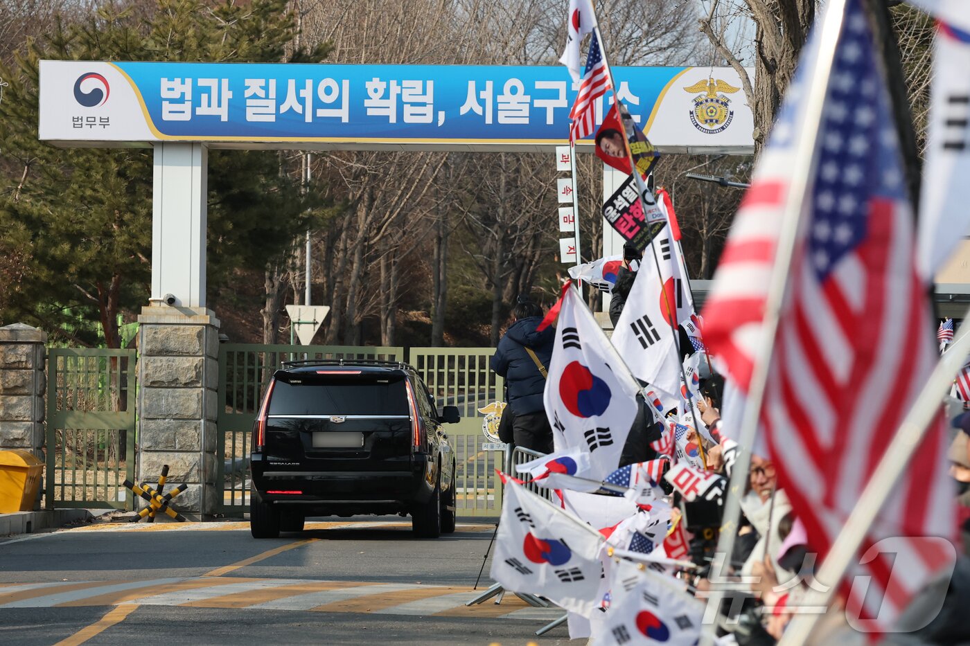 본문 이미지 - 대검찰청이 윤석열 대통령의 구속취소 청구를 인용한 법원의 판단을 수용해 즉시 항고를 포기하고 석방 지휘를 지시한 것으로 알려진 8일 오후 경기 의왕시 서울구치소에서 대통령 경호처 차량이 정문을 통과해 들어가고 있다. 2025.3.8/뉴스1 ⓒ News1 오대일 기자