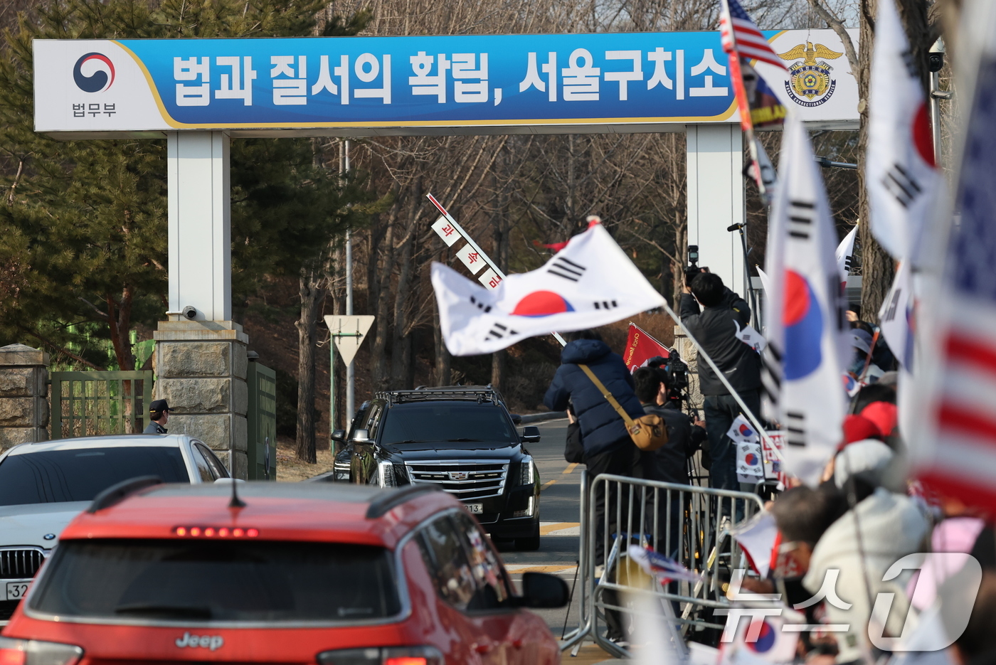 (의왕=뉴스1) 오대일 기자 = 대검찰청이 윤석열 대통령의 구속취소 청구를 인용한 법원의 판단을 수용해 즉시 항고를 포기하고 석방 지휘를 지시한 것으로 알려진 8일 오후 경기 의왕 …