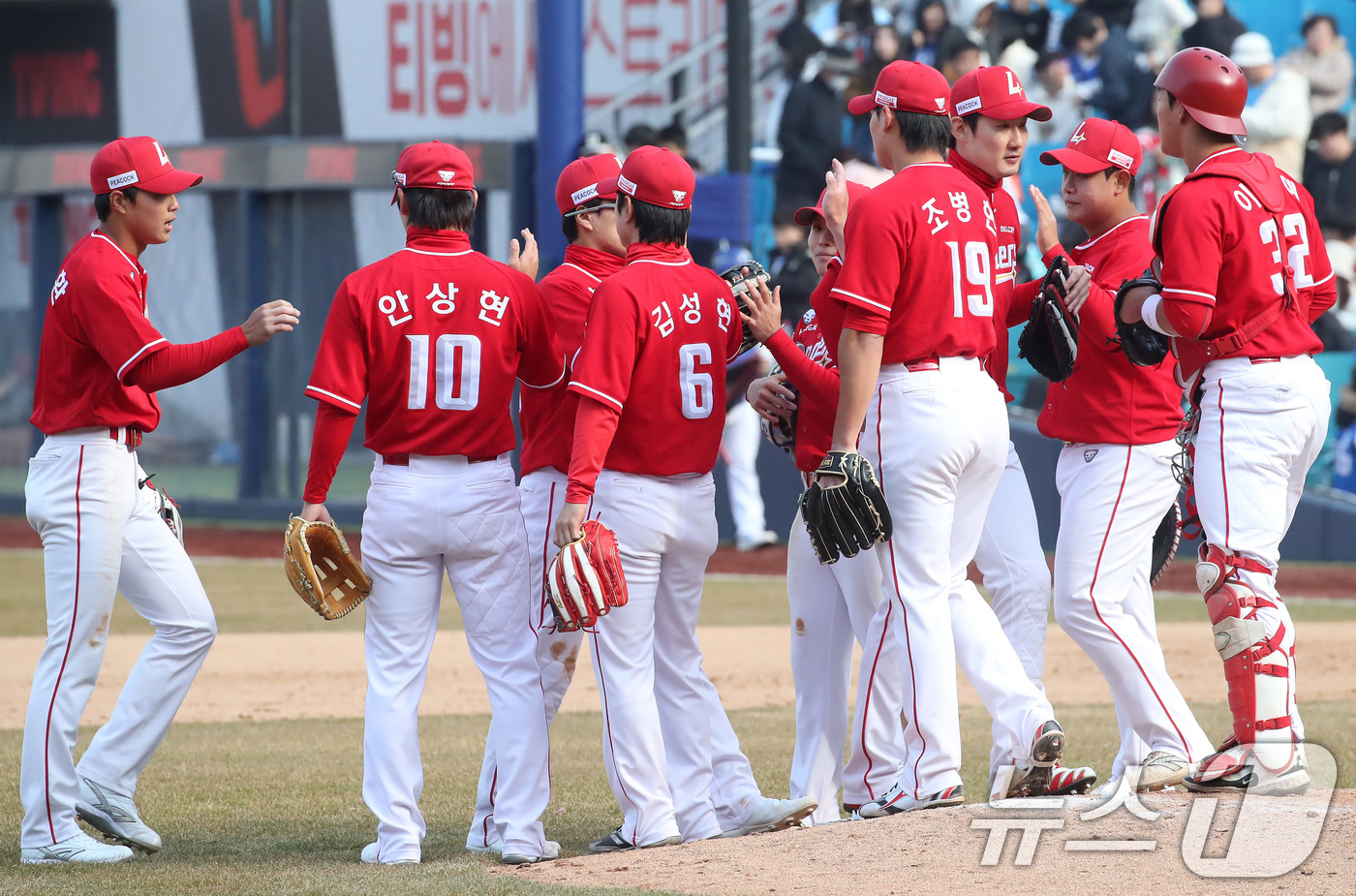 (대구=뉴스1) 공정식 기자 = 8일 오후 대구 삼성라이온즈파크에서 열린 프로야구 '2025 신한 SOL 뱅크 KBO 리그' SSG 랜더스와 삼성 라이온즈의 시범경기, 9대 3 승 …