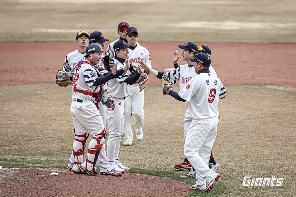 본문 이미지 - 롯데 자이언츠가 8일 열린 2025 KBO리그 시범경기 개막전에서 KIA 타이거즈에 4-3으로 이겼다. (롯데 자이언츠 제공)
