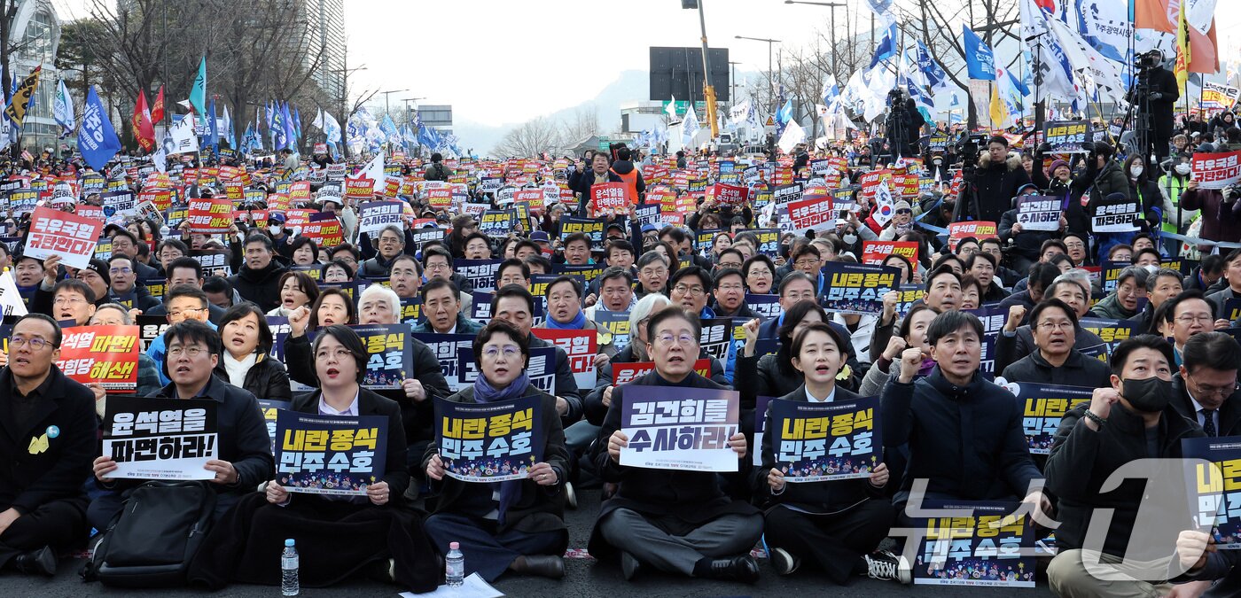 본문 이미지 - 이재명 더불어민주당 대표를 비롯한 야5당 대표들이 8일 오후 종로구 안국동 사거리에서 열린 야5당 공동 윤석열 파면 촉구 2차 범국민대회에서 참가자들이 윤 대통령 탄핵을 촉구하며 구호를 외치고 있다. 2025.3.8/뉴스1 ⓒ News1 이동해 기자