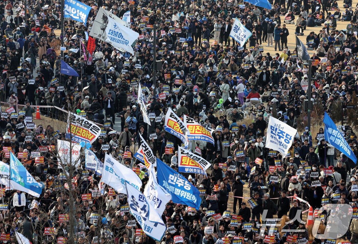 본문 이미지 - 8일 오후 종로구 안국동 사거리에서 열린 야5당 공동 윤석열 파면 촉구 2차 범국민대회에서 참가자들이 윤 대통령 탄핵을 촉구하고 있다. 2025.3.8/뉴스1 ⓒ News1 이동해 기자