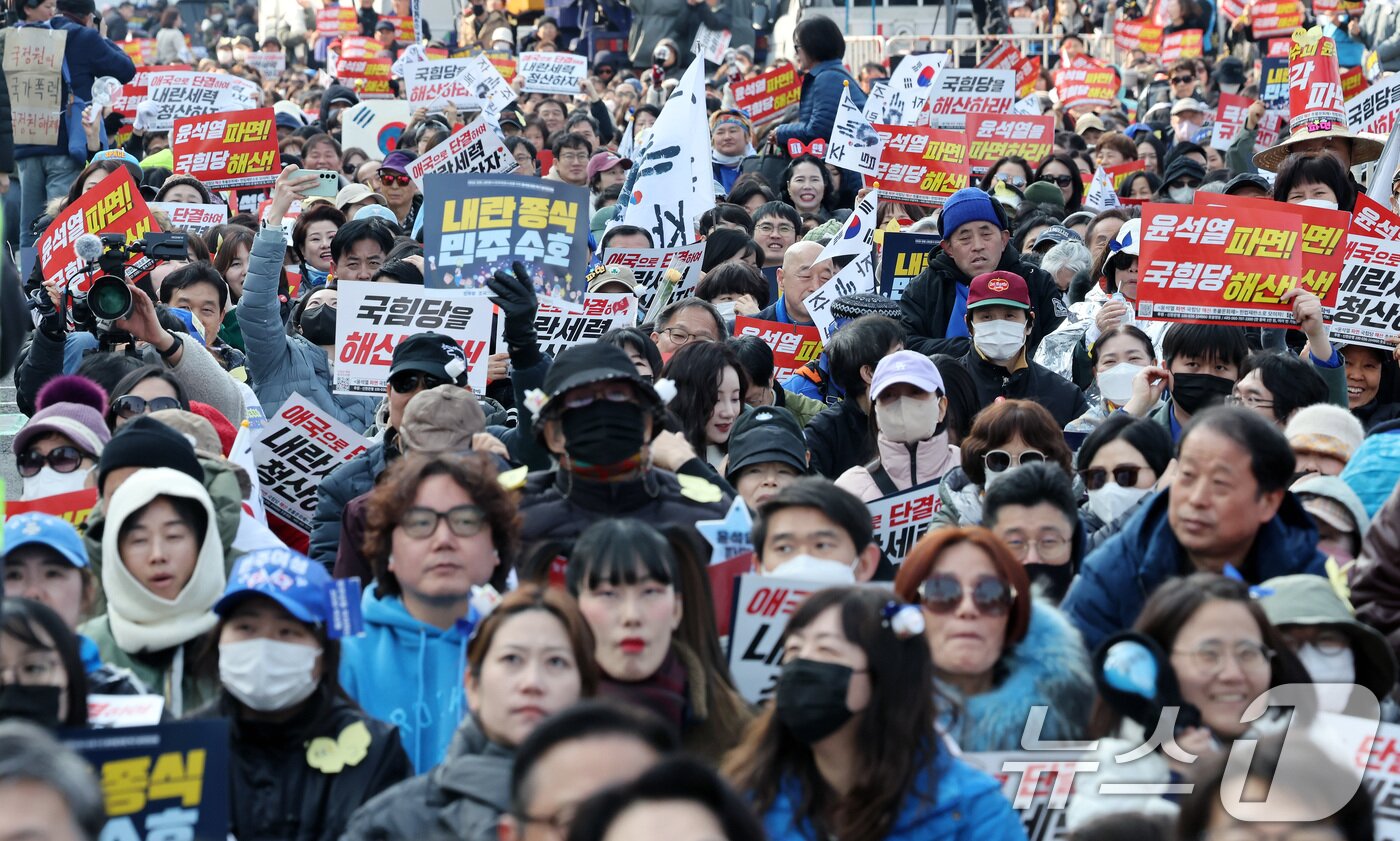 본문 이미지 - 8일 오후 종로구 안국동 사거리에서 열린 야5당 공동 윤석열 파면 촉구 2차 범국민대회에서 참가자들이 윤 대통령 탄핵을 촉구하고 있다. 2025.3.8/뉴스1 ⓒ News1 이동해 기자