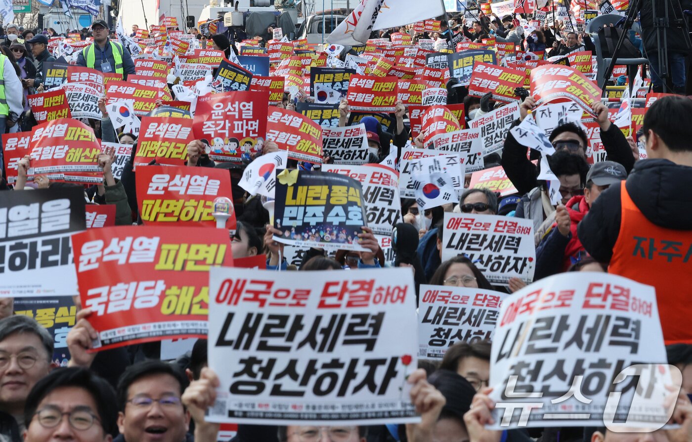 본문 이미지 - 8일 오후 서울 종로구 안국동 사거리에서 열린 야5당 공동 윤석열 파면 촉구 2차 범국민대회에서 참가자들이 윤 대통령 탄핵을 촉구하고 있다. 2025.3.8/뉴스1 ⓒ News1 이동해 기자