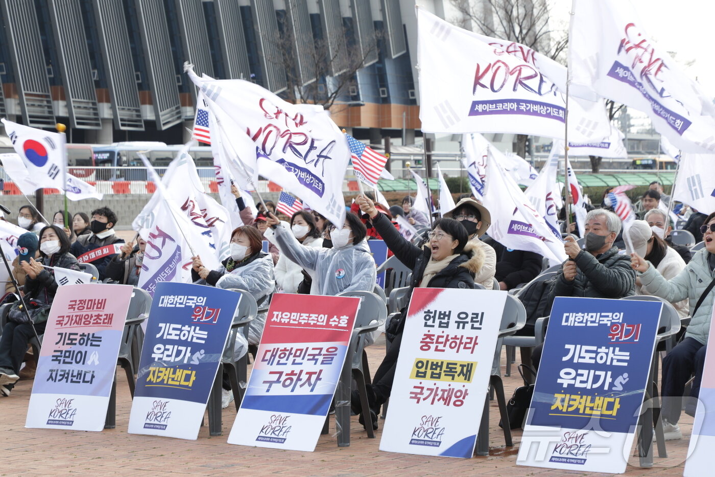 본문 이미지 - 8일 오후 1시 울산 태화강역 광장에서는 세이브더코리아가 주최하는 ‘윤석열 대통령 탄핵 반대 울산시민집회가 열려 경찰 추산 80여명이 참가했다.2025.3.8./뉴스1 김세은 기자
