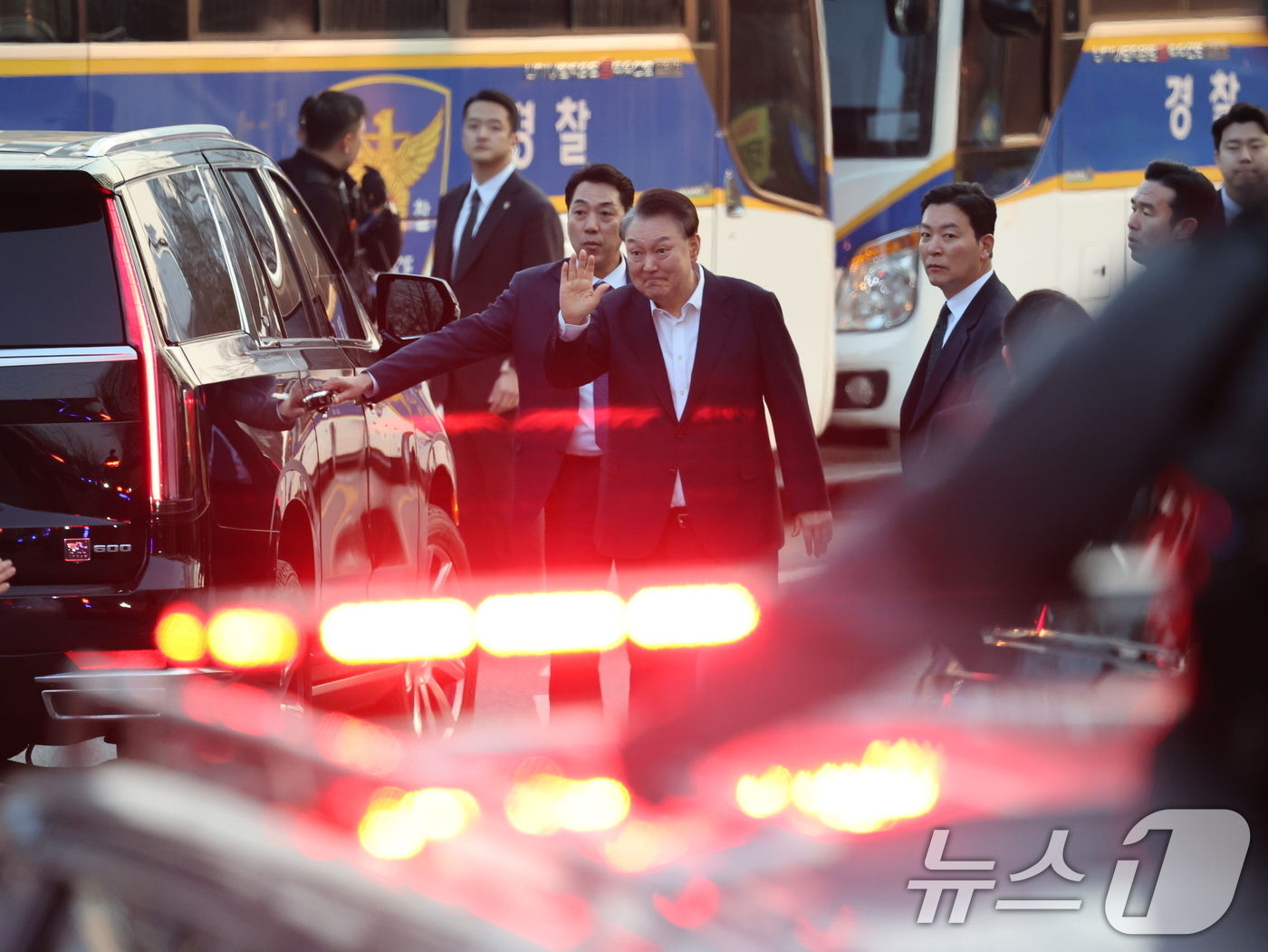 (의왕=뉴스1) 오대일 기자 = 법원의 구속취소 청구 인용으로 석방된 윤석열 대통령이 8일 오후 경기 의왕시 서울구치소 앞에서 지지자들을 향해 인사하고 있다.윤 대통령은 내란 우두 …