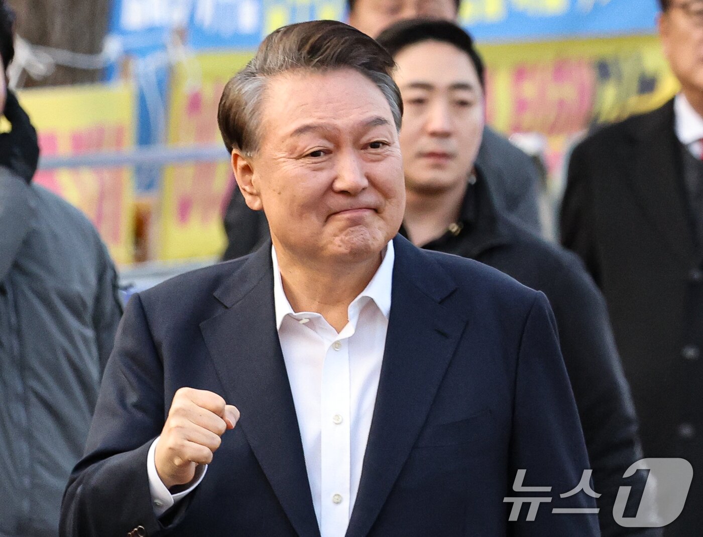 본문 이미지 - 법원의 구속취소 청구 인용으로 석방된 윤석열 대통령이 8일 오후 경기 의왕시 서울구치소 앞에서 지지자들을 향해 인사하고 있다. 2025.3.8/뉴스1 ⓒ News1 오대일 기자