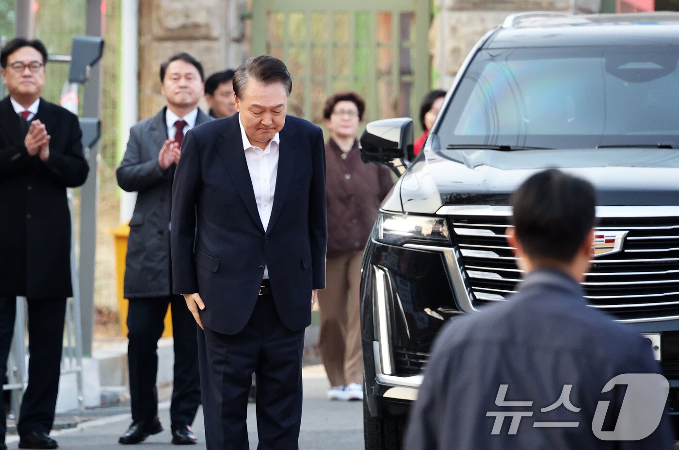 본문 이미지 - 법원의 구속취소 청구 인용으로 석방된 윤석열 대통령이 8일 오후 경기 의왕시 서울구치소를 빠져나오며 지지자들에게 인사하고 있다. 2025.3.8/뉴스1 ⓒ News1 오대일 기자