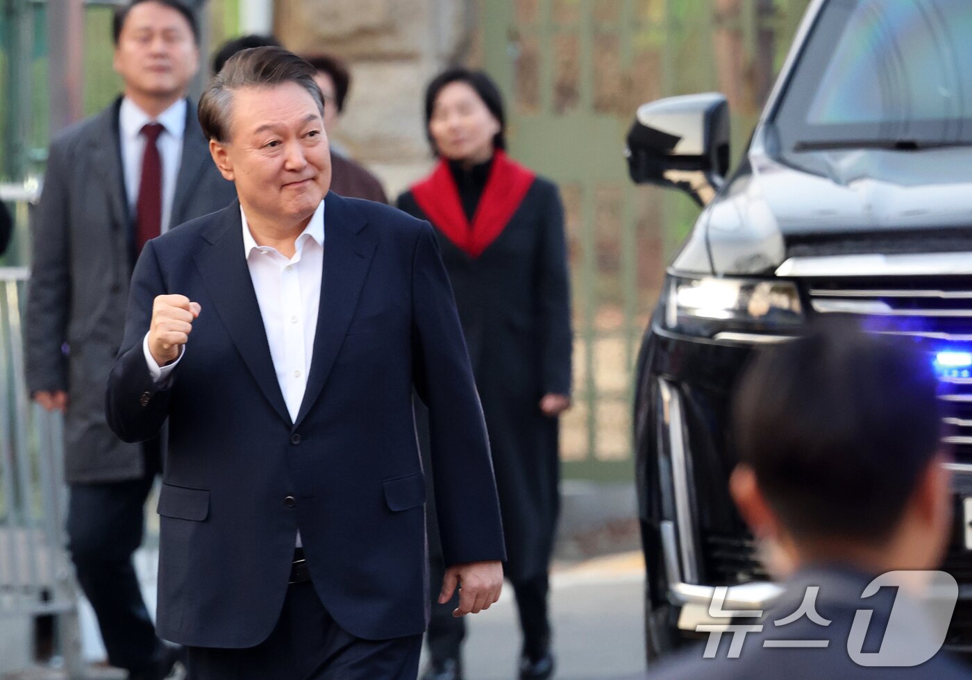 본문 이미지 - 법원의 구속취소 청구 인용으로 석방된 윤석열 대통령이 지난 8일 오후 경기 의왕시 서울구치소를 빠져나오며 지지자들에게 인사하고 있다./뉴스1 ⓒ News1 오대일 기자