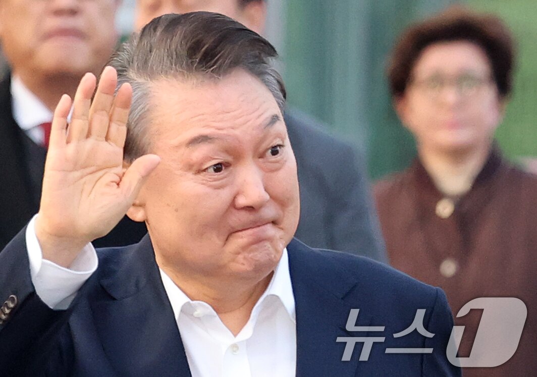 본문 이미지 - 법원의 구속취소 청구 인용으로 석방된 윤석열 대통령이 8일 오후 경기 의왕시 서울구치소를 빠져나오며 지지자들에게 인사하고 있다.  2025.3.8/뉴스1 ⓒ News1 오대일 기자