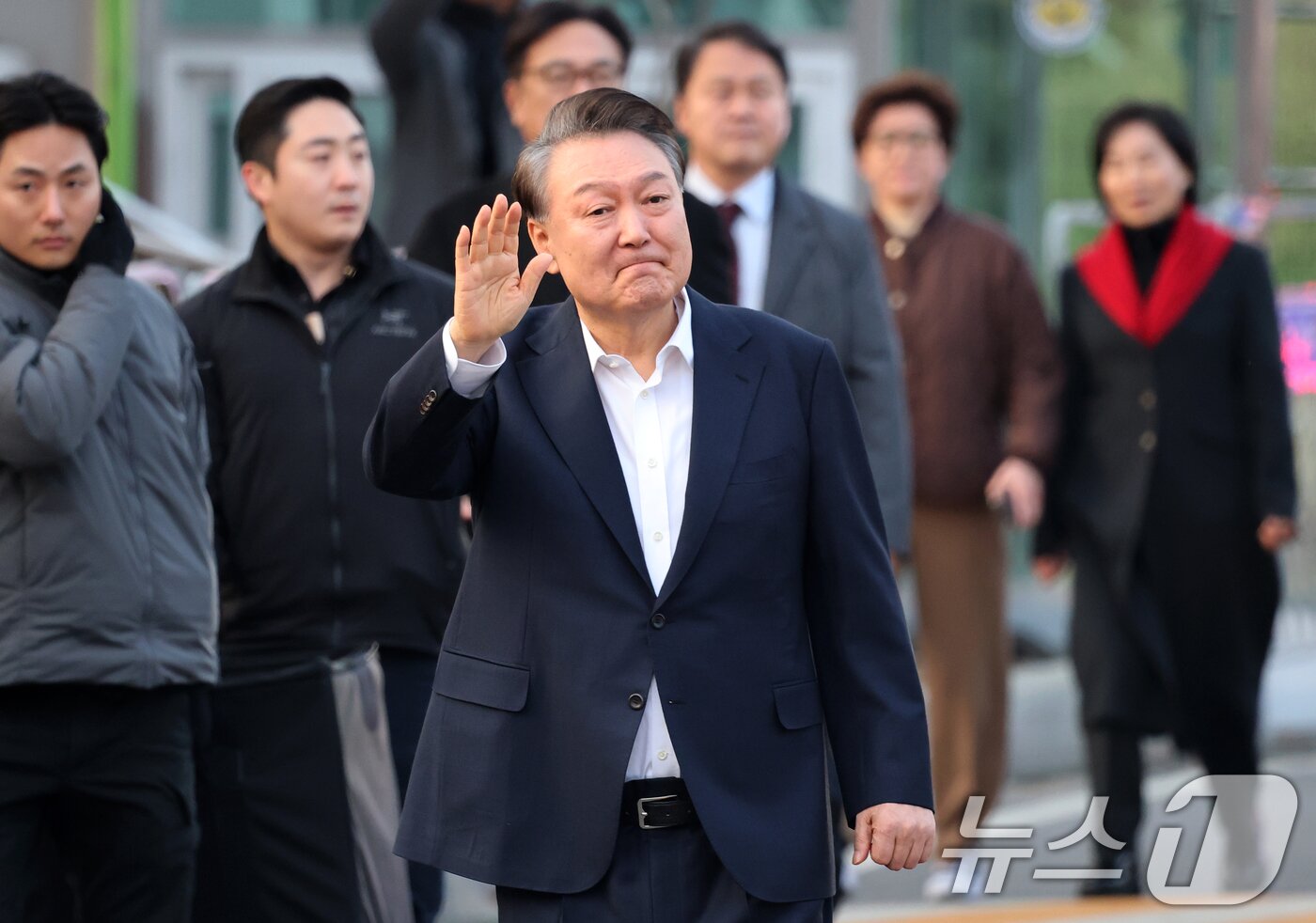 본문 이미지 - 법원의 구속취소 청구 인용으로 석방된 윤석열 대통령이 8일 오후 경기 의왕시 서울구치소를 빠져나오며 지지자들에게 인사하고 있다. 2025.3.8/뉴스1 ⓒ News1 오대일 기자