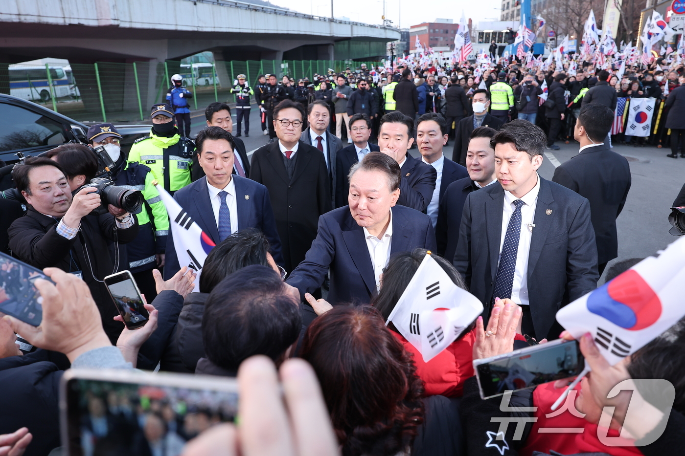 (서울=뉴스1) 김성진 기자 = 법원의 구속취소 청구 인용으로 석방된 윤석열 대통령이 8일 오후 서울 용산구 한남동 대통령 관저 앞 지지자들과 인사하고 있다.윤 대통령은 내란 우두 …
