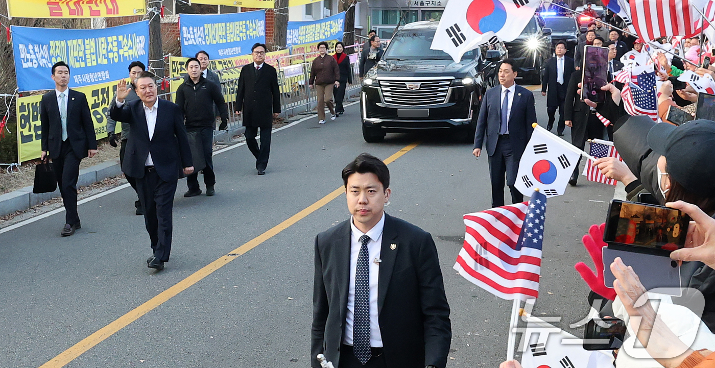 (의왕=뉴스1) 오대일 기자 = 법원의 구속취소 청구 인용으로 석방된 윤석열 대통령이 8일 오후 경기 의왕시 서울구치소를 빠져나오며 지지자들에게 인사하고 있다. 윤 대통령은 내란 …