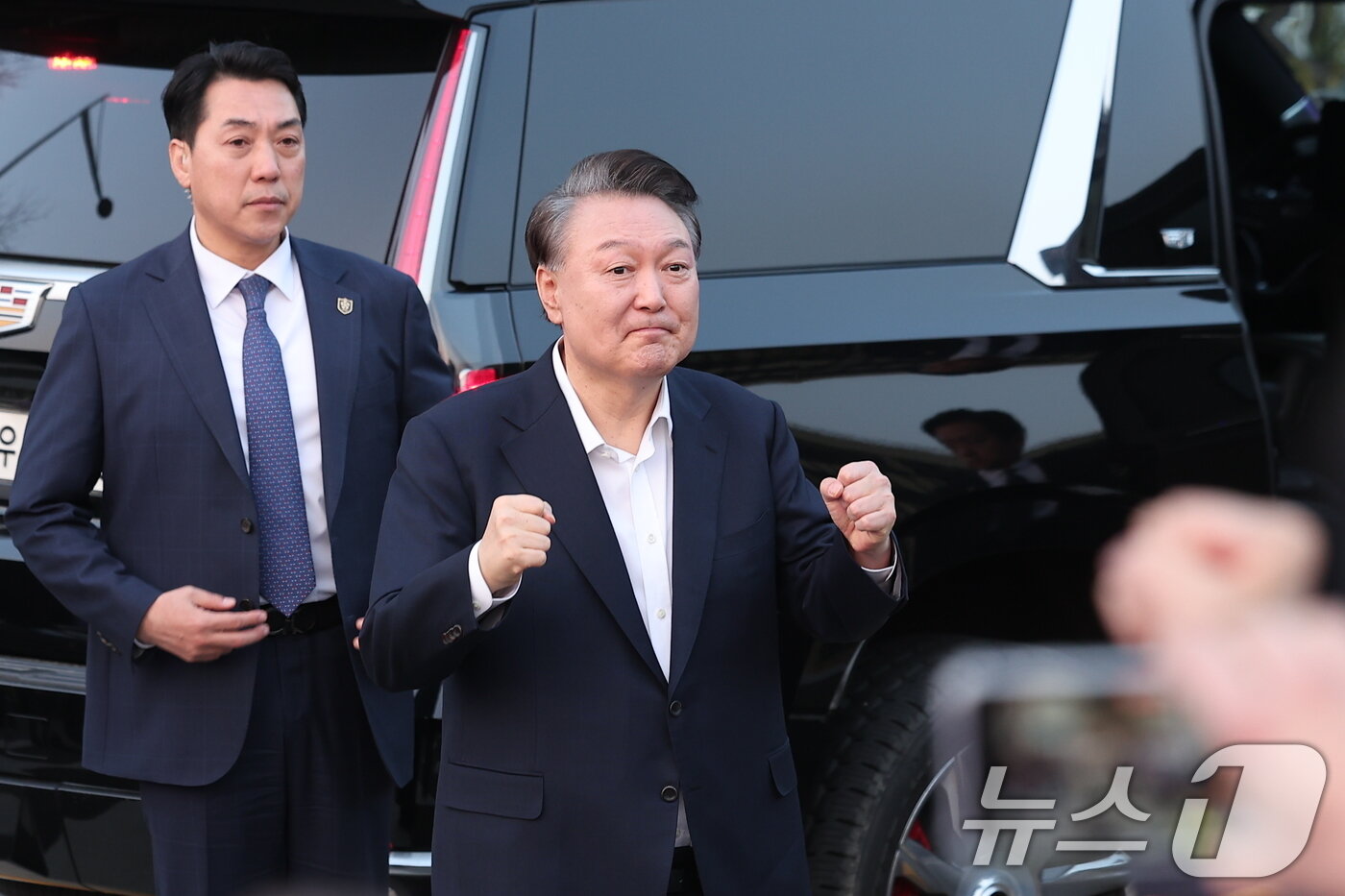 본문 이미지 - 지난해 3월 7일 법원의 구속취소 청구 인용으로 석방된 윤석열 대통령이 서울 용산구 한남동 대통령 관저 앞 지지자들을 향해 주먹을 불끈 쥐며 인사하는 모습. 2025.3.8/뉴스1 ⓒ News1 김성진 기자