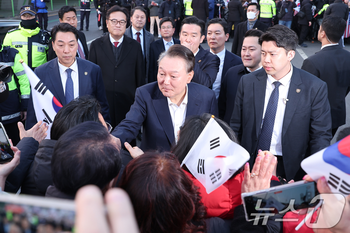 (서울=뉴스1) 김성진 기자 = 법원의 구속취소 청구 인용으로 석방된 윤석열 대통령이 8일 오후 서울 용산구 한남동 대통령 관저 앞 지지자들과 인사하고 있다. 윤 대통령은 내란 우 …