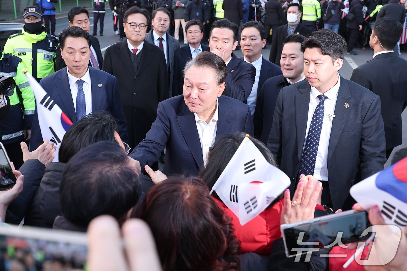 본문 이미지 - 법원의 구속취소 청구 인용으로 석방된 윤석열 대통령이 8일 오후 서울 용산구 한남동 대통령 관저 앞 지지자들과 인사하고 있다. 025.3.8/뉴스1 ⓒ News1 김성진 기자