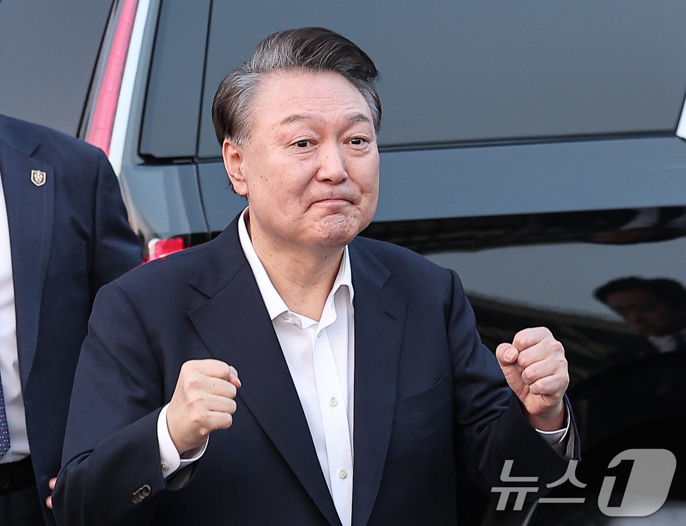 (서울=뉴스1) 김성진 기자 = 법원의 구속취소 청구 인용으로 석방된 윤석열 대통령이 8일 오후 서울 용산구 한남동 대통령 관저 앞에서 지지자들을 향해 주먹을 불끈 쥐며 인사하고 …