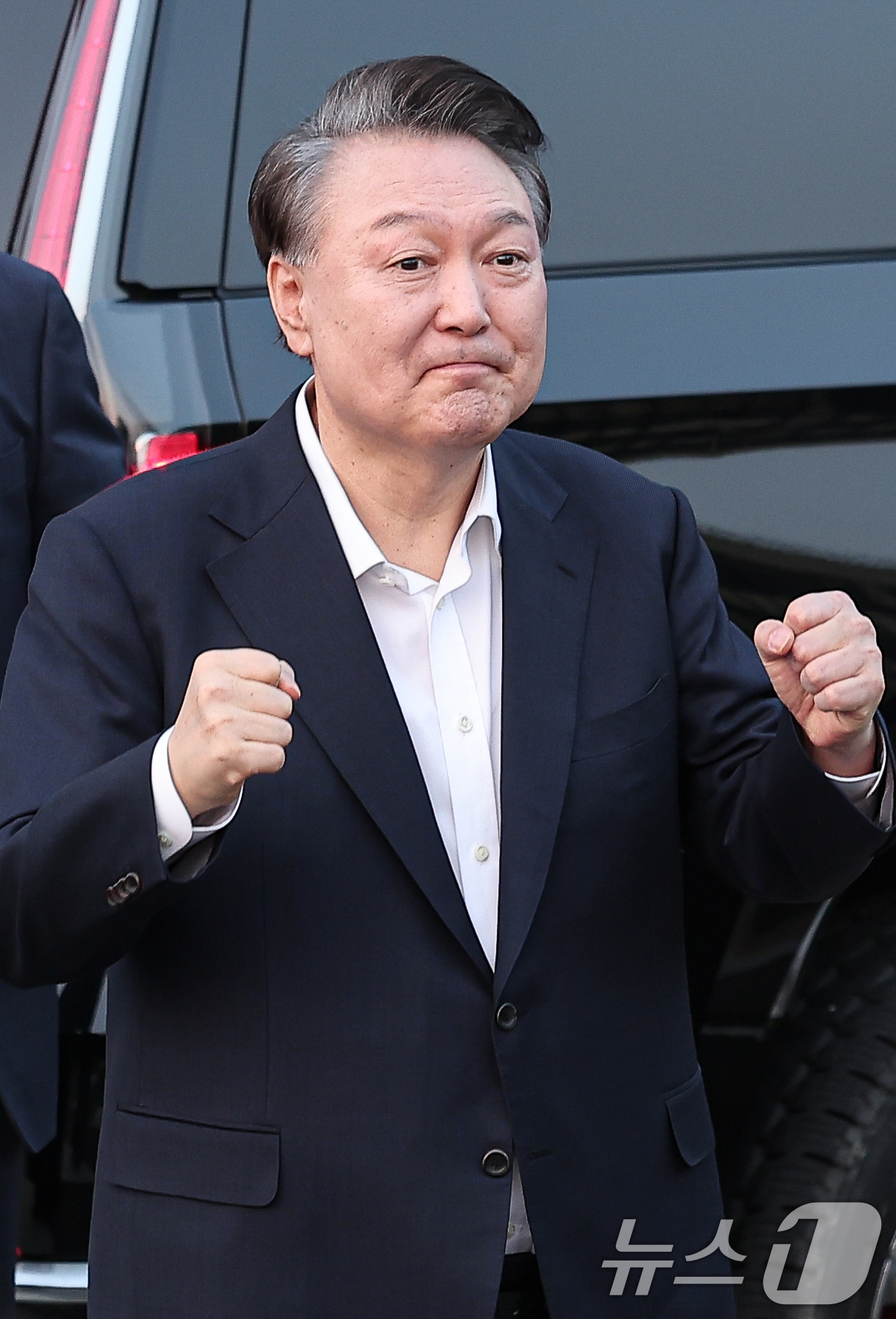 (서울=뉴스1) 김성진 기자 = 법원의 구속취소 청구 인용으로 석방된 윤석열 대통령이 8일 오후 서울 용산구 한남동 대통령 관저 앞에서 지지자들을 향해 주먹을 불끈 쥐며 인사하고 …