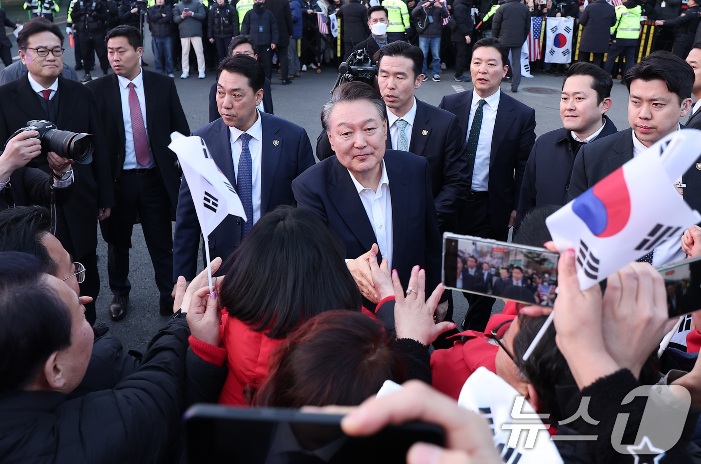 (서울=뉴스1) 김성진 기자 = 법원의 구속취소 청구 인용으로 석방된 윤석열 대통령이 8일 오후 서울 용산구 한남동 대통령 관저 앞 지지자들과 인사하고 있다.윤 대통령은 내란 우두 …
