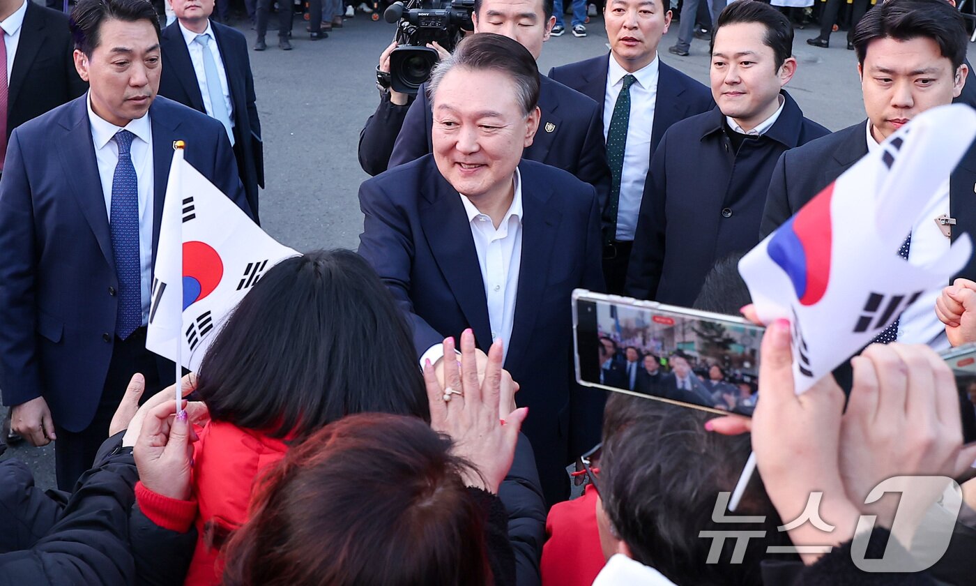 본문 이미지 - 법원의 구속취소 청구 인용으로 석방된 윤석열 대통령이 8일 오후 서울 용산구 한남동 대통령 관저 앞 지지자들과 인사하고 있다. 2025.3.8/뉴스1 ⓒ News1 김성진 기자