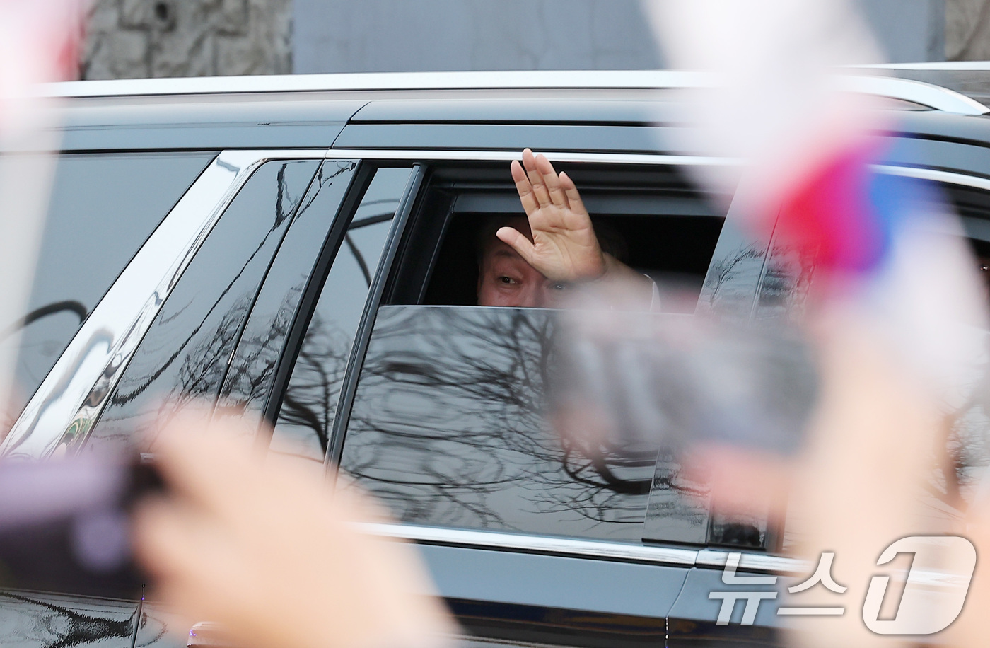 (서울=뉴스1) 김성진 기자 = 법원의 구속취소 청구 인용으로 석방된 윤석열 대통령이 8일 오후 서울 용산구 한남동 대통령 관저 앞 지지자들을 향해 인사하고 있다.윤 대통령은 내란 …