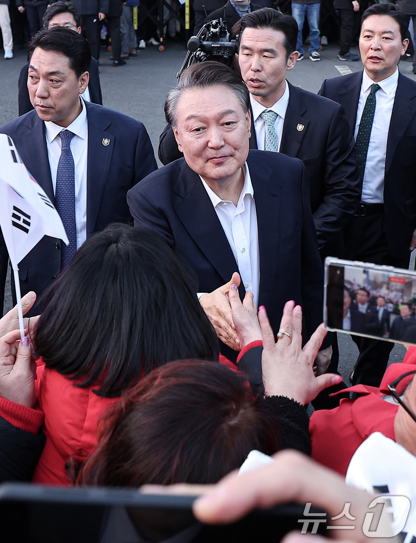 (서울=뉴스1) 김성진 기자 = 법원의 구속취소 청구 인용으로 석방된 윤석열 대통령이 8일 오후 서울 용산구 한남동 대통령 관저 앞에서 지지자들을 향해 주먹을 불끈 쥐며 인사하고 …