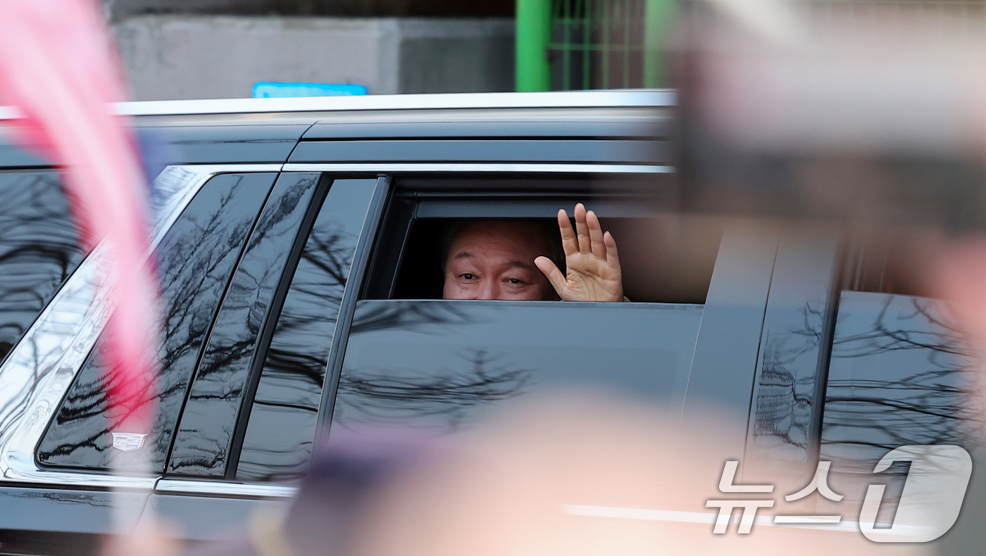 (서울=뉴스1) 김성진 기자 = 법원의 구속취소 청구 인용으로 석방된 윤석열 대통령이 8일 오후 서울 용산구 한남동 대통령 관저 앞 지지자들에게 인사하고 있다.윤 대통령은 내란 우 …