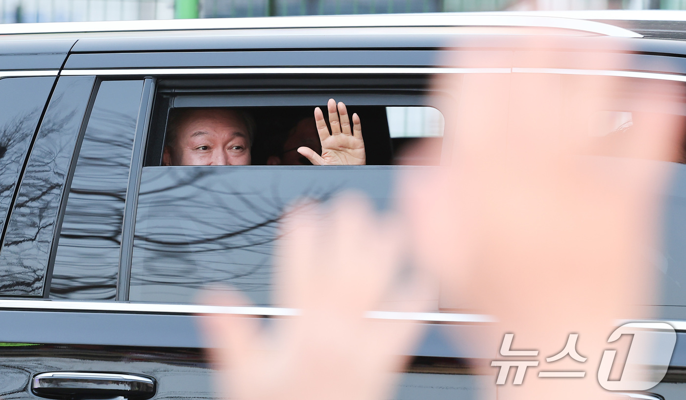 (서울=뉴스1) 김성진 기자 = 법원의 구속취소 청구 인용으로 석방된 윤석열 대통령이 8일 오후 서울 용산구 한남동 대통령 관저 앞 지지자들을 향해 인사하고 있다.윤 대통령은 내란 …