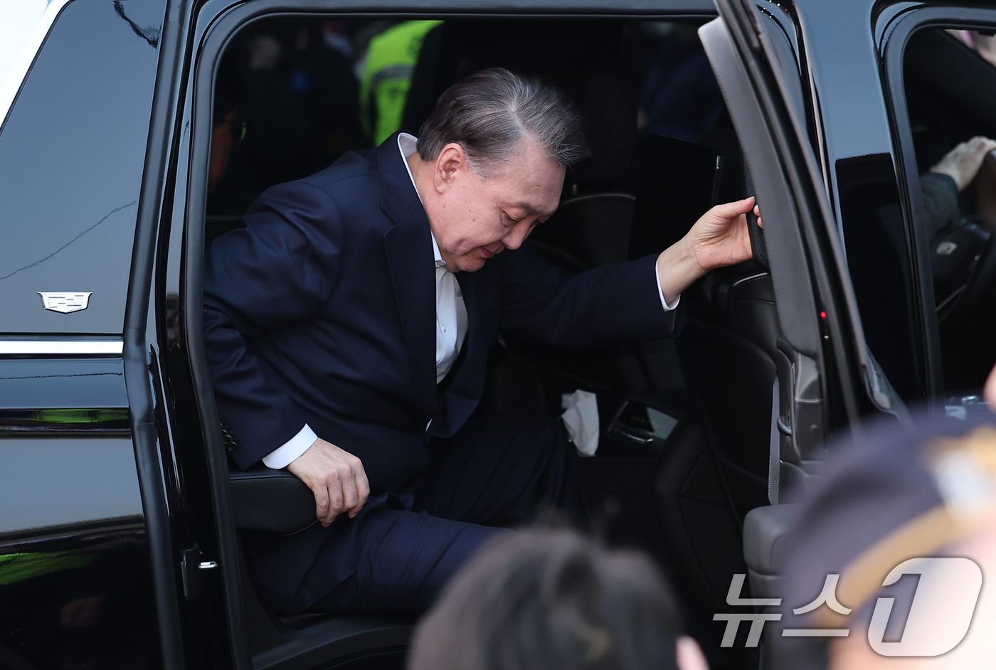 (서울=뉴스1) 김성진 기자 = 법원의 구속취소 청구 인용으로 석방된 윤석열 대통령이 8일 오후 서울 용산구 한남동 대통령 관저 앞에 도착해 지지자들과 인사하기 위해 하차하고 있다 …