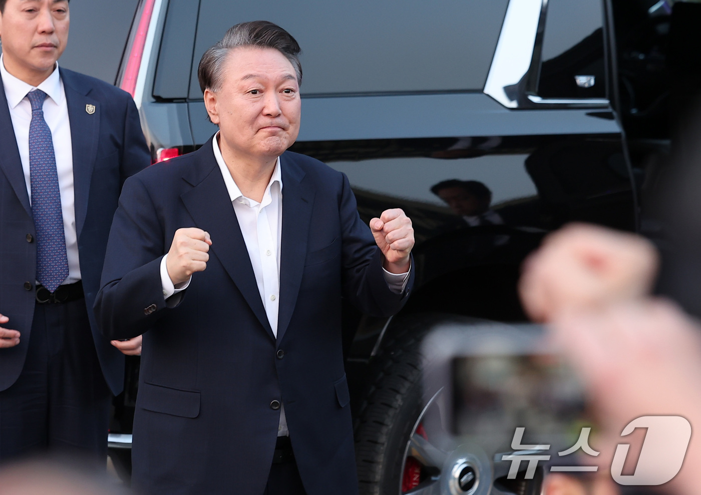 (서울=뉴스1) 김성진 기자 = 법원의 구속취소 청구 인용으로 석방된 윤석열 대통령이 8일 오후 서울 용산구 한남동 대통령 관저 앞 지지자들에게 인사하고 있다.윤 대통령은 내란 우 …