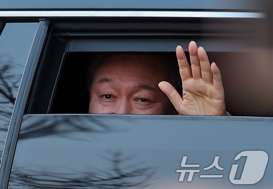 본문 이미지 - 법원의 구속취소 청구 인용으로 석방된 윤석열 대통령이 8일 오후 서울 용산구 한남동 대통령 관저 앞 지지자들에게 인사하고 있다. 윤 대통령은 내란 우두머리 혐의로 지난 1월 26일 구속기소 된 지 41일 만, 1월 15일 체포된 후 52일 만에 자유의 몸이 됐다. 2025.3.8/뉴스1 ⓒ News1 김성진 기자