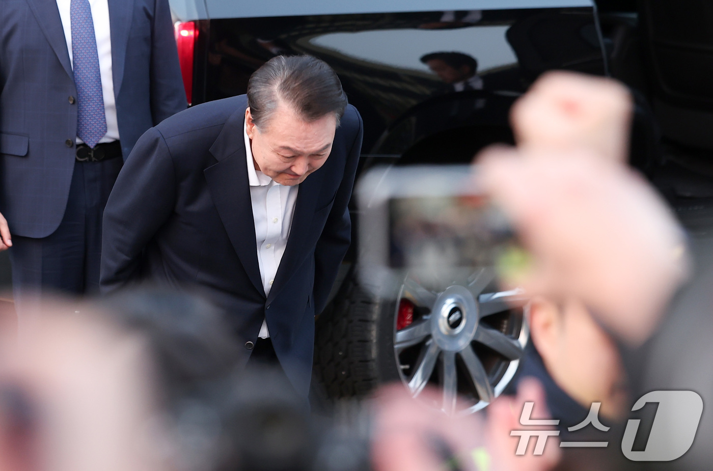 (서울=뉴스1) 김성진 기자 = 법원의 구속취소 청구 인용으로 석방된 윤석열 대통령이 8일 오후 서울 용산구 한남동 대통령 관저 앞 지지자들에게 인사하고 있다.윤 대통령은 내란 우 …