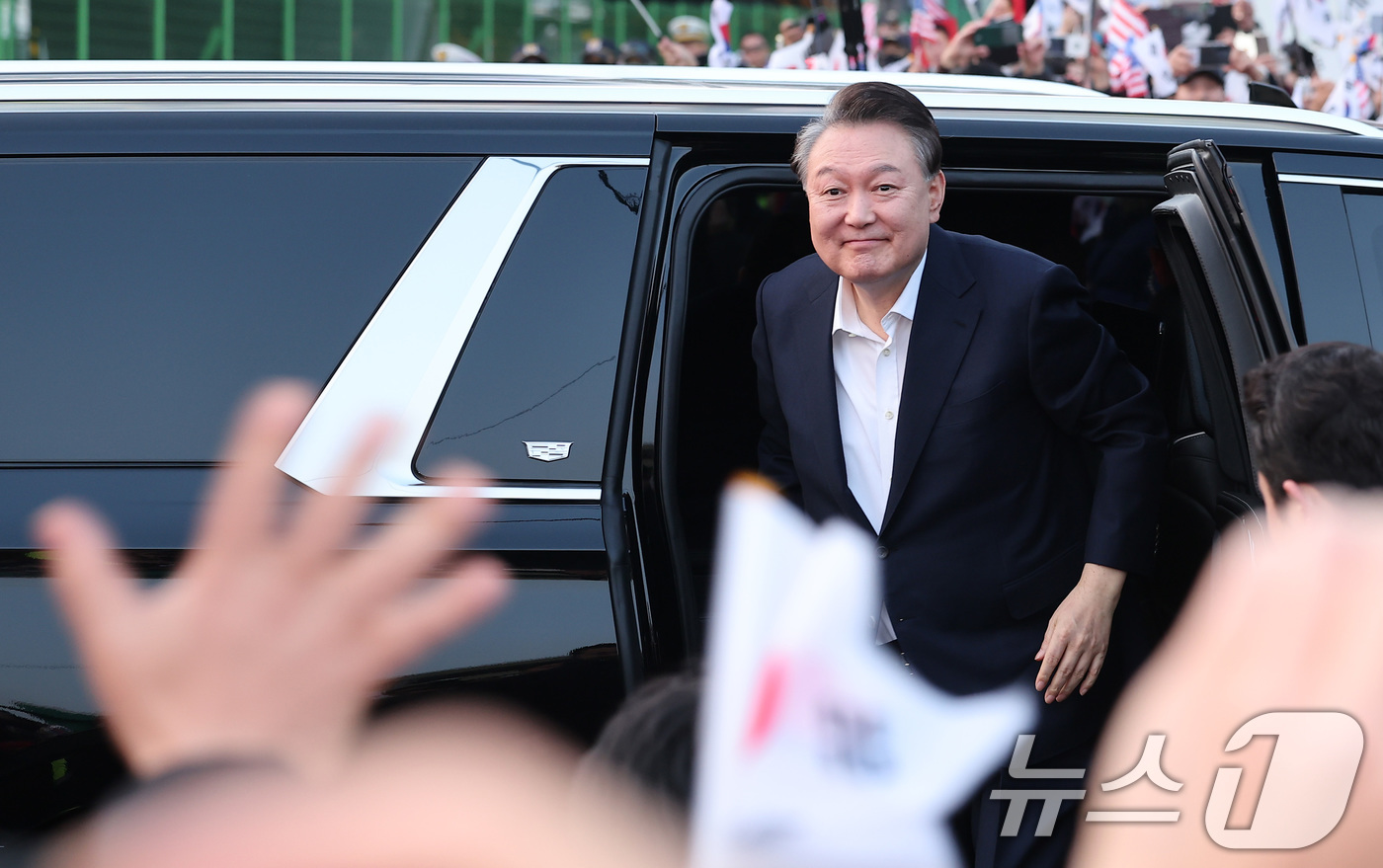 (서울=뉴스1) 김성진 기자 = 법원의 구속취소 청구 인용으로 석방된 윤석열 대통령이 8일 오후 서울 용산구 한남동 대통령 관저 앞 지지자들에게 인사하고 있다.윤 대통령은 내란 우 …