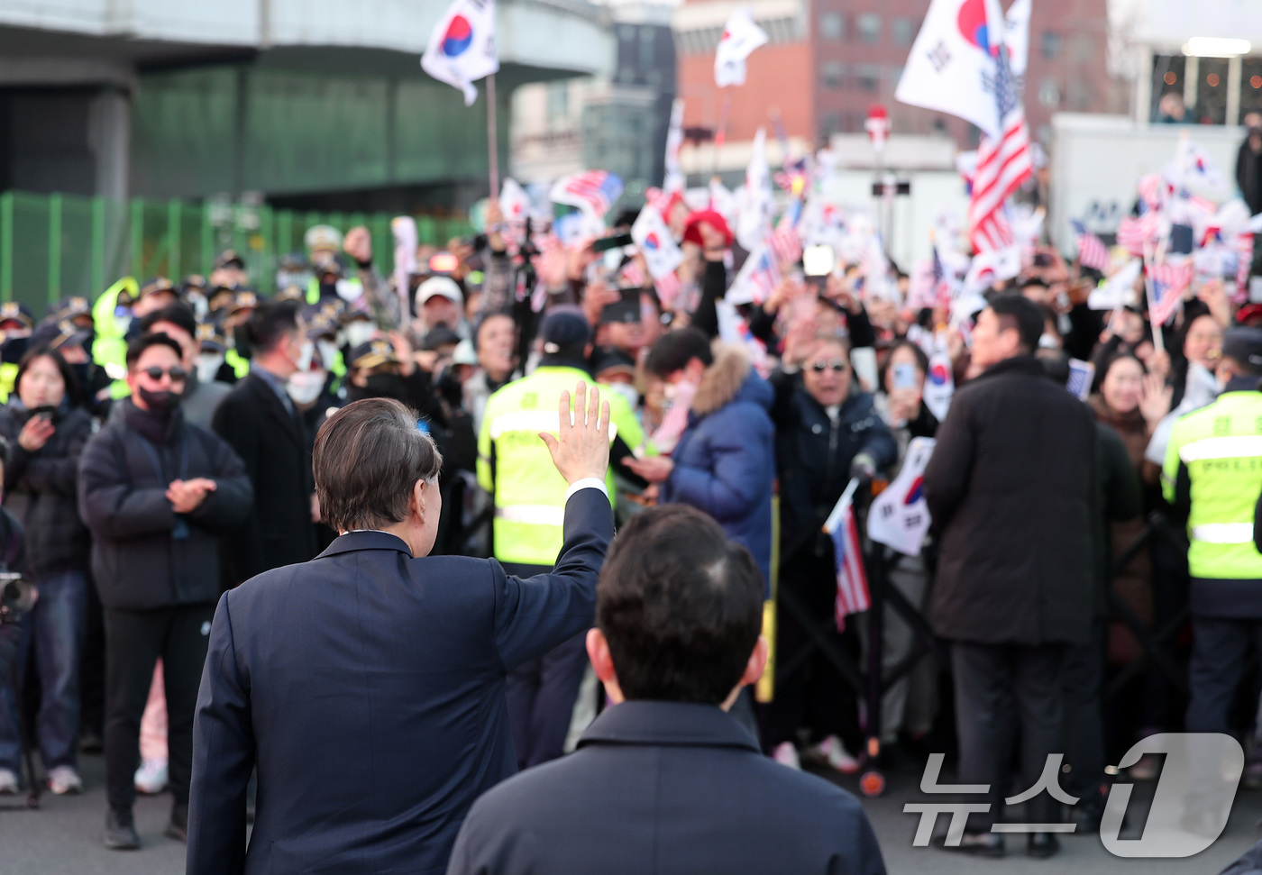 (서울=뉴스1) 김성진 기자 = 법원의 구속취소 청구 인용으로 석방된 윤석열 대통령이 8일 오후 서울 용산구 한남동 대통령 관저 앞 지지자들에게 인사하고 있다.윤 대통령은 내란 우 …