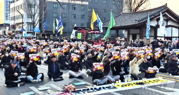 (전주=뉴스1) 강교현 기자 = 8일 오후 전북 전주시 객사 앞에서 '윤석열 탄핵 촉구 전북도민대회' 참가자들이 구호를 외치고 있다. 2025.3.8/뉴스1