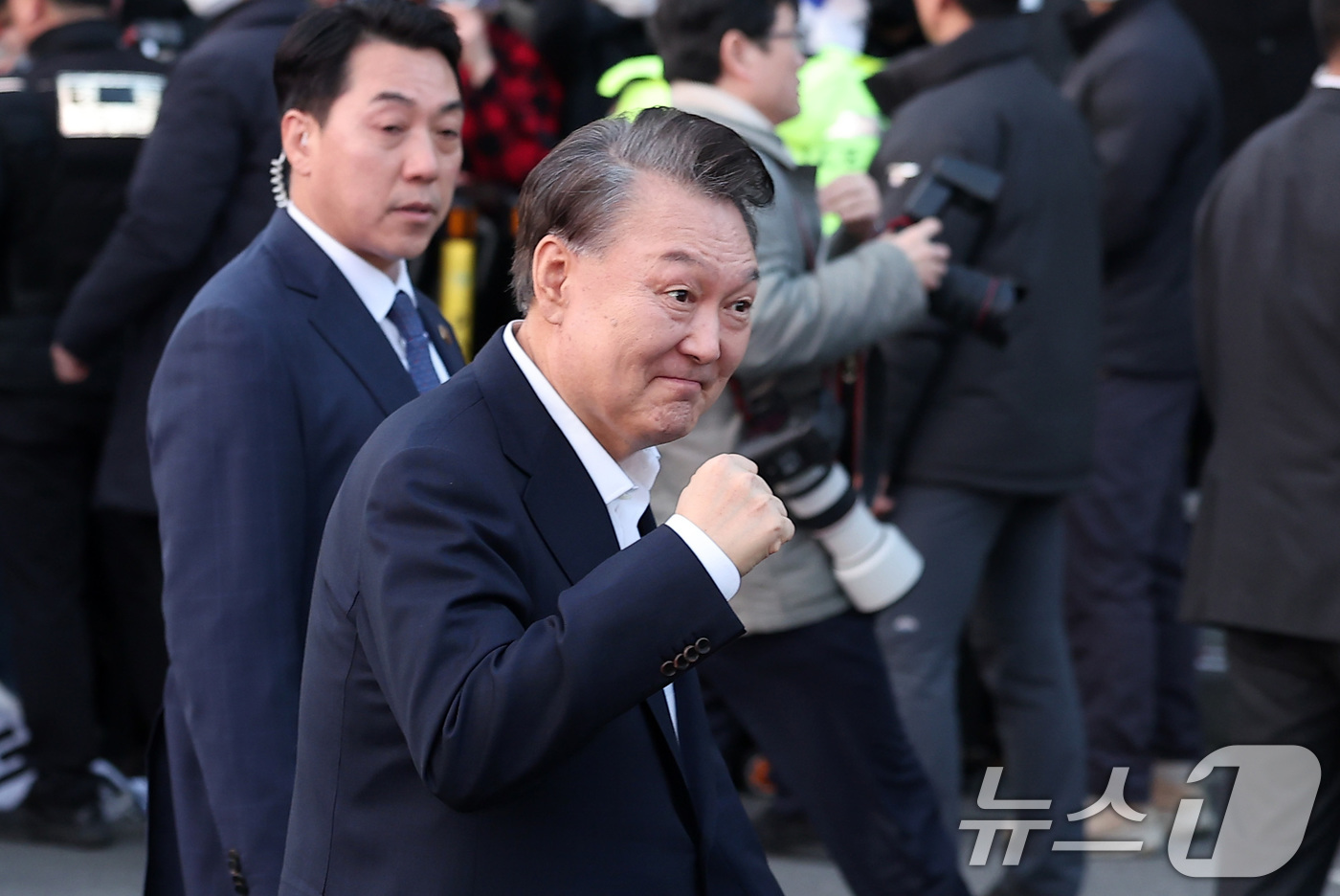 (서울=뉴스1) 김성진 기자 = 법원의 구속취소 청구 인용으로 석방된 윤석열 대통령이 8일 오후 서울 용산구 한남동 대통령 관저 앞에 도착해 지지자들을 향해 주먹을 불끈 쥐며 인사 …