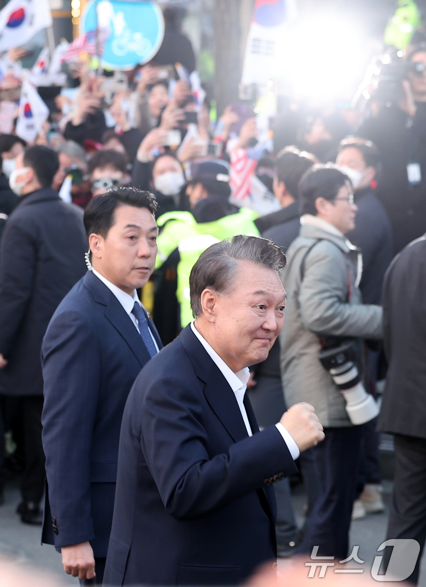 (서울=뉴스1) 김성진 기자 = 법원의 구속취소 청구 인용으로 석방된 윤석열 대통령이 8일 오후 서울 용산구 한남동 대통령 관저 앞 지지자들에게 인사하고 있다.윤 대통령은 내란 우 …