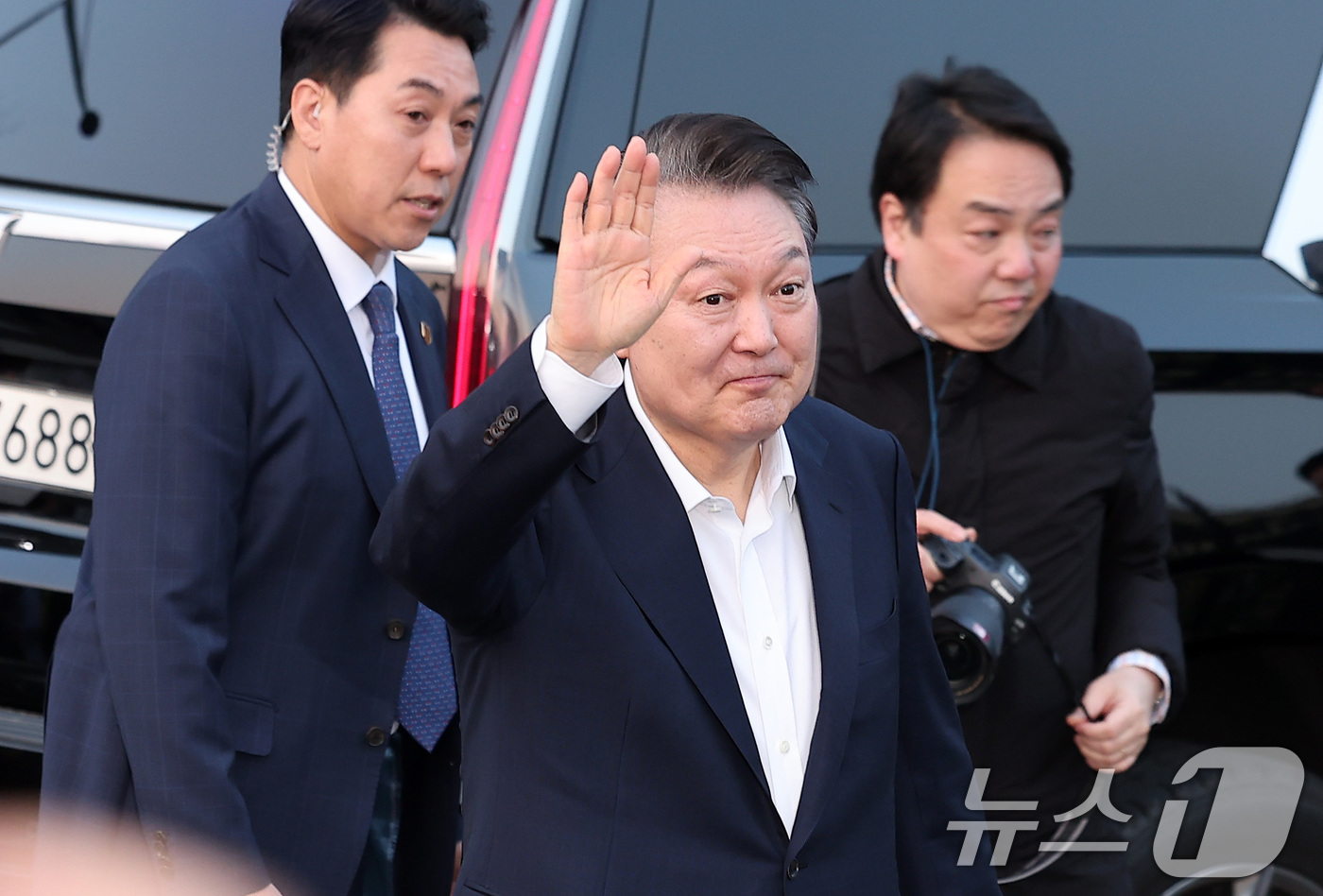 (서울=뉴스1) 김성진 기자 = 법원의 구속취소 청구 인용으로 석방된 윤석열 대통령이 8일 오후 서울 용산구 한남동 대통령 관저 앞 지지자들에게 인사하고 있다.윤 대통령은 내란 우 …