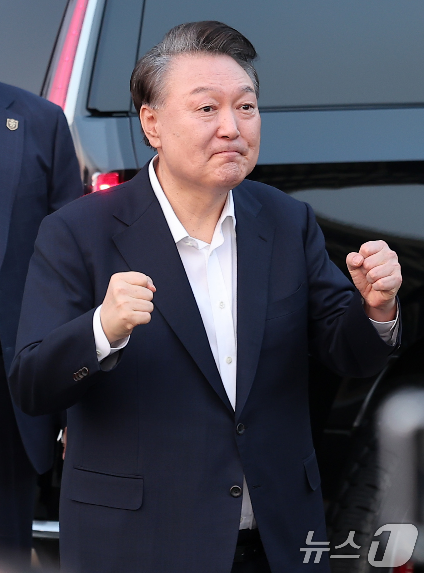 (서울=뉴스1) 김성진 기자 = 법원의 구속취소 청구 인용으로 석방된 윤석열 대통령이 8일 오후 서울 용산구 한남동 대통령 관저 앞 지지자들을 향해 주먹을 불끈 쥐며 인사하고 있다 …