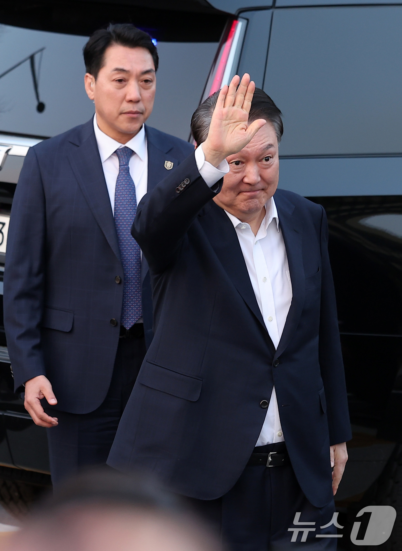 (서울=뉴스1) 김성진 기자 = 법원의 구속취소 청구 인용으로 석방된 윤석열 대통령이 8일 오후 서울 용산구 한남동 대통령 관저 앞 지지자들에게 인사하고 있다.윤 대통령은 내란 우 …