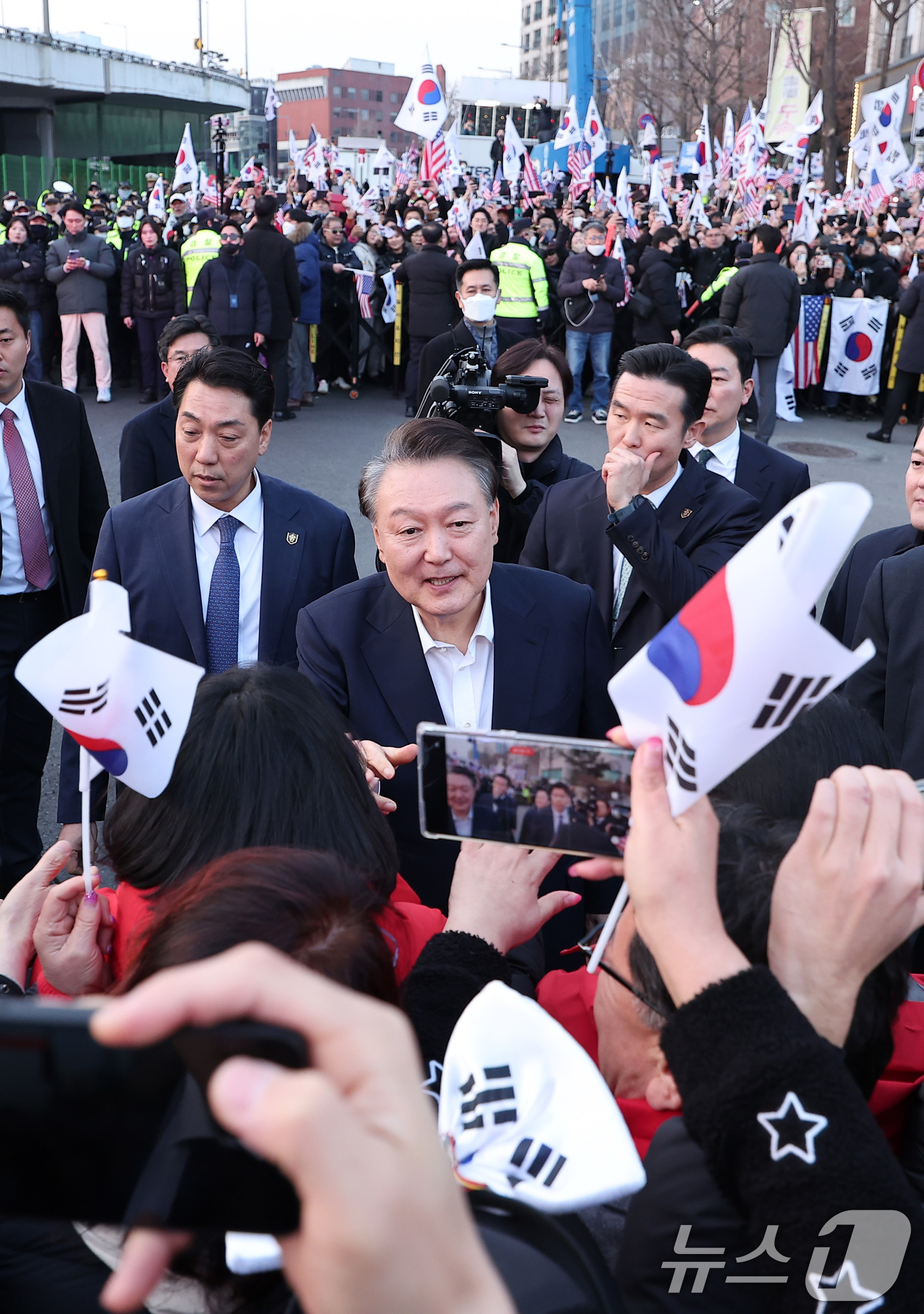 (서울=뉴스1) 김성진 기자 = 법원의 구속취소 청구 인용으로 석방된 윤석열 대통령이 8일 오후 서울 용산구 한남동 대통령 관저 앞 지지자들과 인사하고 있다.윤 대통령은 내란 우두 …