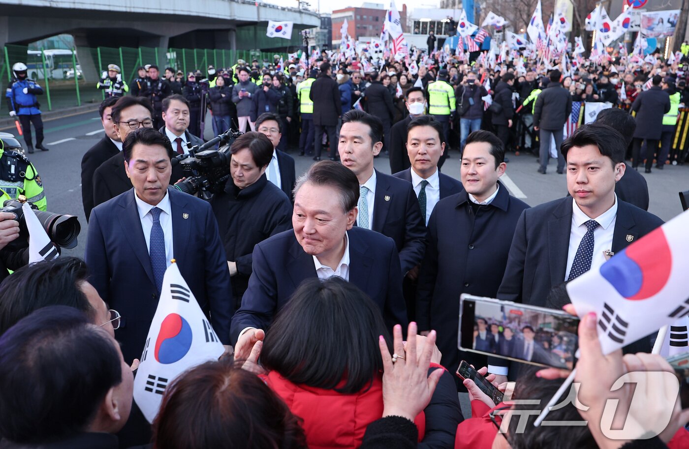 본문 이미지 - 법원의 구속취소 청구 인용으로 석방된 윤석열 전 대통령이 지난달 8일 오후 서울 용산구 한남동 대통령 관저 앞 지지자들에게 인사하고 있다. 2025.3.8/뉴스1 ⓒ News1 김성진 기자
