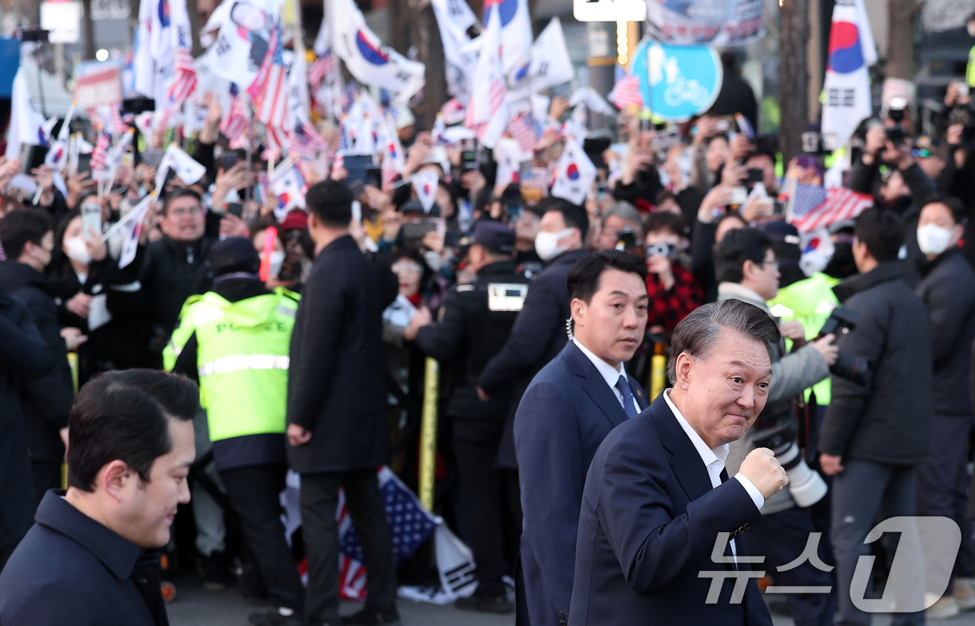 (서울=뉴스1) 김성진 기자 = 법원의 구속취소 청구 인용으로 석방된 윤석열 대통령이 8일 오후 서울 용산구 한남동 대통령 관저 앞 지지자들에게 인사하고 있다.윤 대통령은 내란 우 …