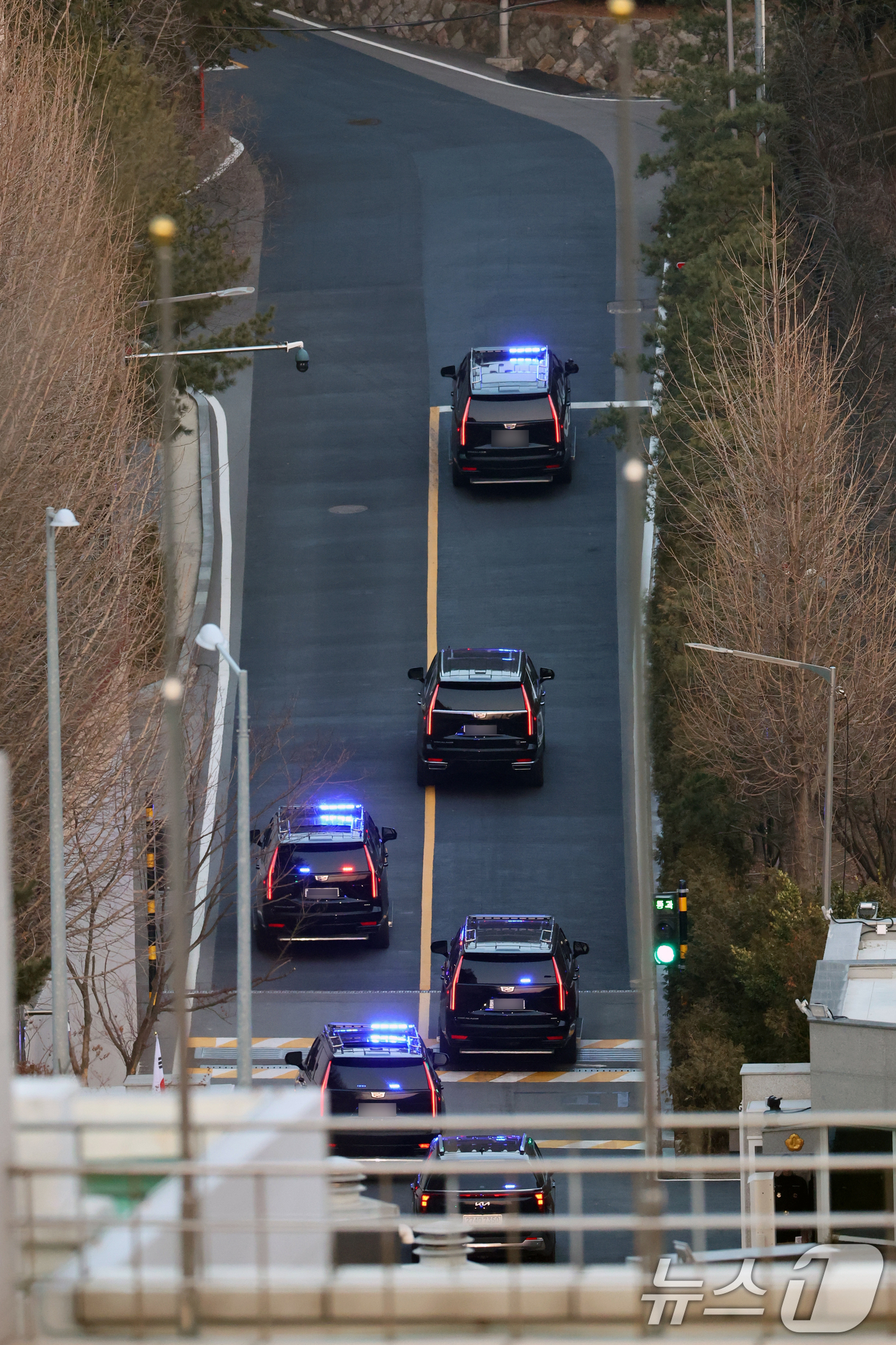 (서울=뉴스1) 황기선 기자 = 법원의 구속취소 청구 인용으로 석방된 윤석열 대통령이 8일 오후 서울 용산구 한남동 대통령 관저 에서 경호차량에 탑승해 이동하고 있다. 윤 대통령은 …