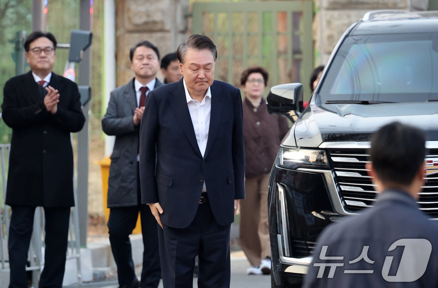 본문 이미지 - 법원의 구속취소 청구 인용으로 석방된 윤석열 대통령이 8일 오후 경기 의왕시 서울구치소에서 풀려나 정진석 비서실장 등 참모들이 지켜보는 가운데 지지자들에게 인사하고 있다. 윤 대통령은 내란 우두머리 혐의로 지난 1월 26일 구속기소 된 지 41일 만, 1월 15일 체포된 후 52일 만에 자유의 몸이 됐다. 2025.3.8/뉴스1 ⓒ News1 오대일 기자
