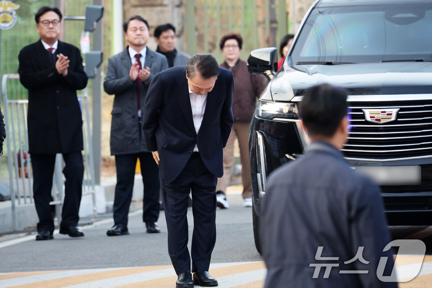본문 이미지 - 법원의 구속취소 청구 인용으로 석방된 윤석열 대통령이 8일 오후 경기 의왕시 서울구치소에서 풀려나 지지자들에게 인사하고 있다.  2025.3.8/뉴스1 ⓒ News1 오대일 기자