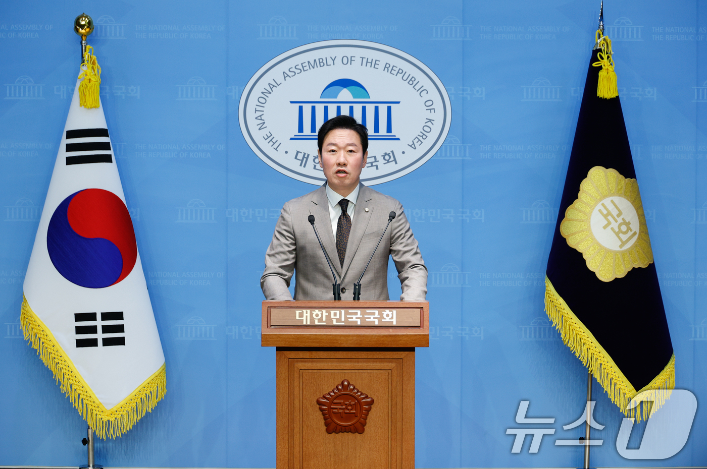 (서울=뉴스1) 안은나 기자 = 박수민 국민의힘 원내대변인이 8일 오후 서울 여의도 국회 소통관에서 윤석열 대통령 석방 관련 브리핑을 하고 있다. 2025.3.8/뉴스1