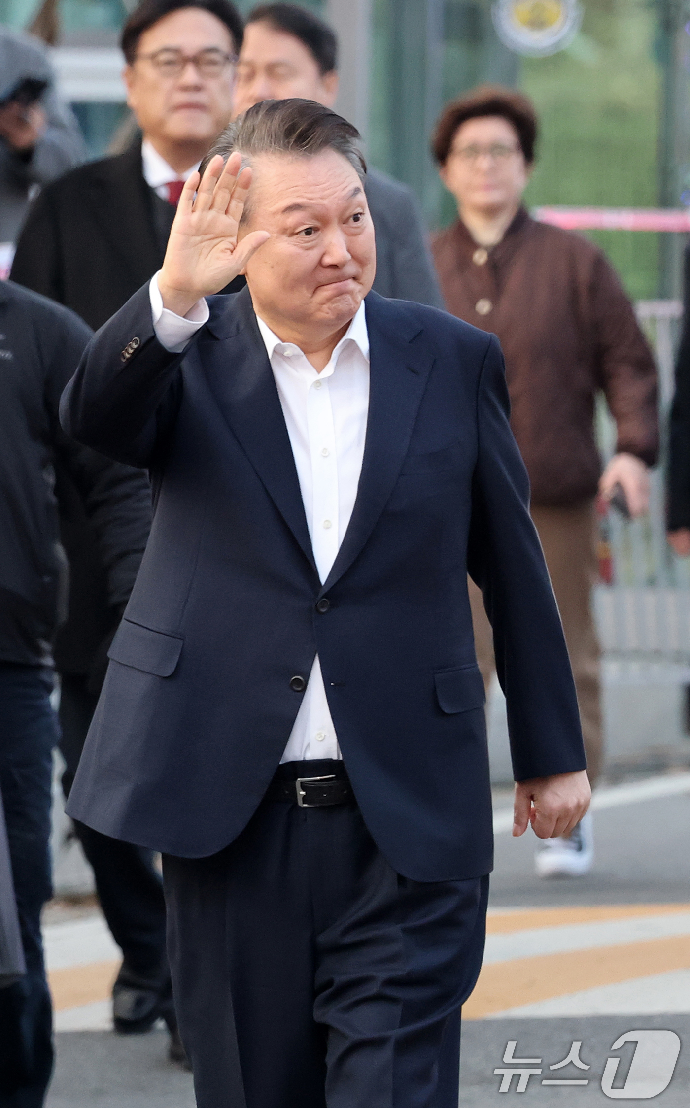 (의왕=뉴스1) 오대일 기자 = 법원의 구속취소 청구 인용으로 석방된 윤석열 대통령이 8일 오후 경기 의왕시 서울구치소에서 풀려나 지지자들에게 인사하고 있다. 윤 대통령은 내란 우 …